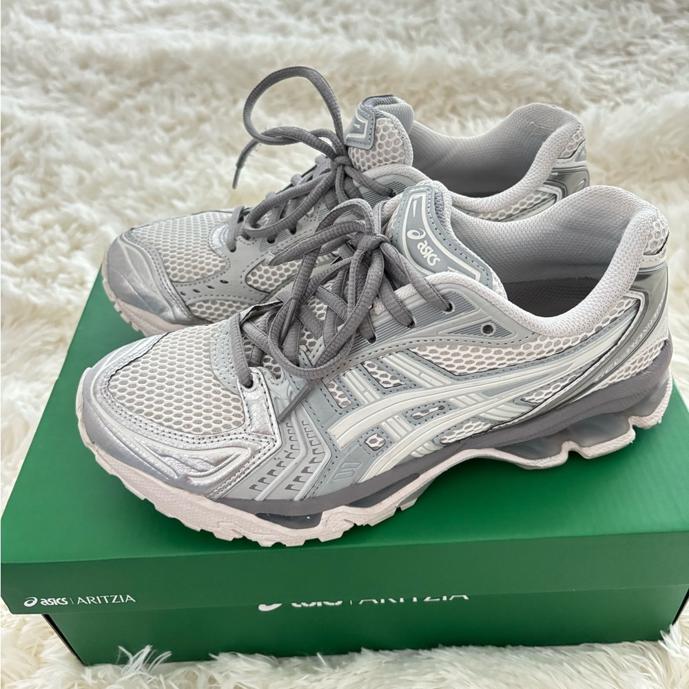 ARITZIA X ASICS GEL-KAYANO 14 BLANC DE BLANC size 6